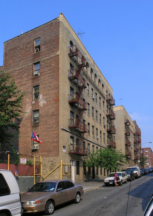 220 E 197th St in Bronx, NY - Building Photo