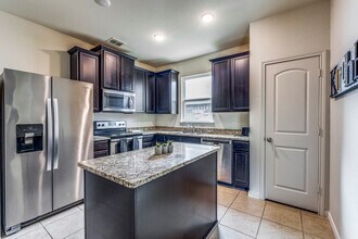 223 Azalea Way in New Braunfels, TX - Foto de edificio - Building Photo