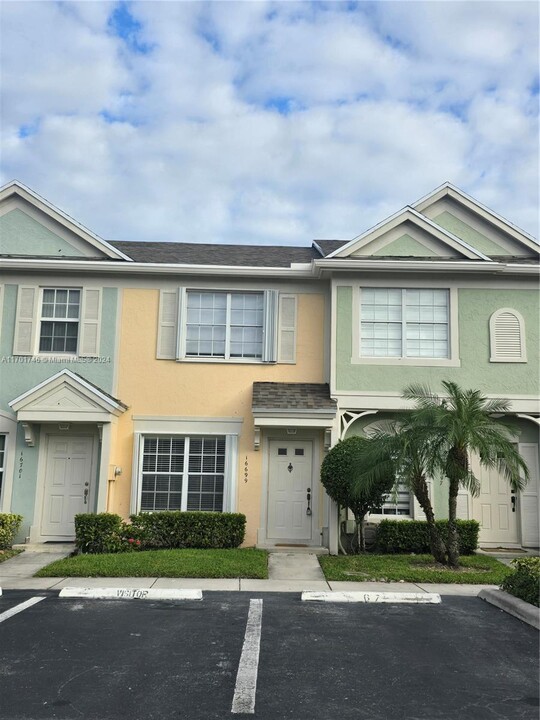 16699 Hemingway Dr in Weston, FL - Foto de edificio