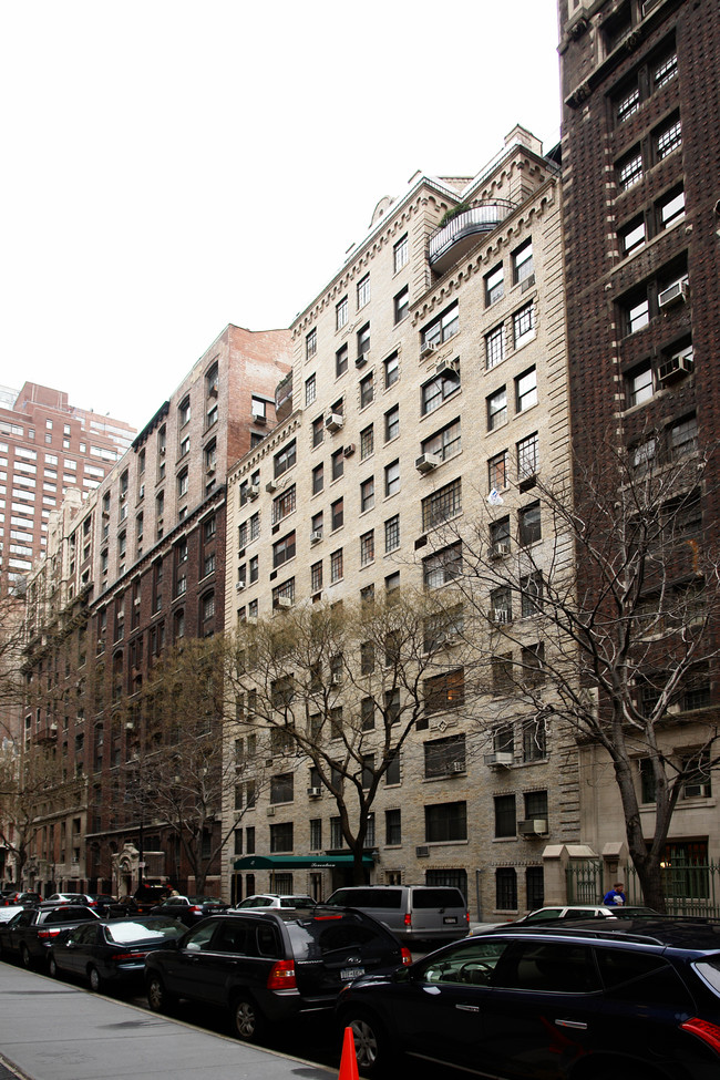 17 W 67th St in New York, NY - Building Photo - Building Photo