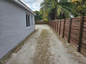 1030 NE 140th St in North Miami, FL - Foto de edificio - Building Photo