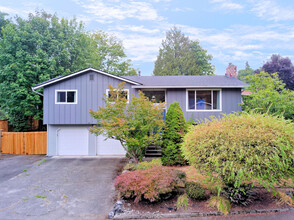 12724 79th Ct NE in Kirkland, WA - Building Photo - Building Photo