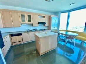300 South Pointe Dr in Miami Beach, FL - Building Photo - Building Photo