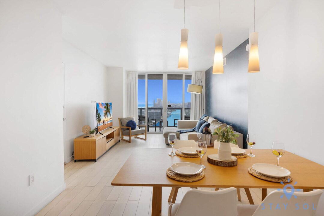 2602 E Hallandale Beach Blvd in Hallandale Beach, FL - Foto de edificio