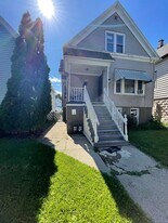 2435 S 9th St in Milwaukee, WI - Building Photo