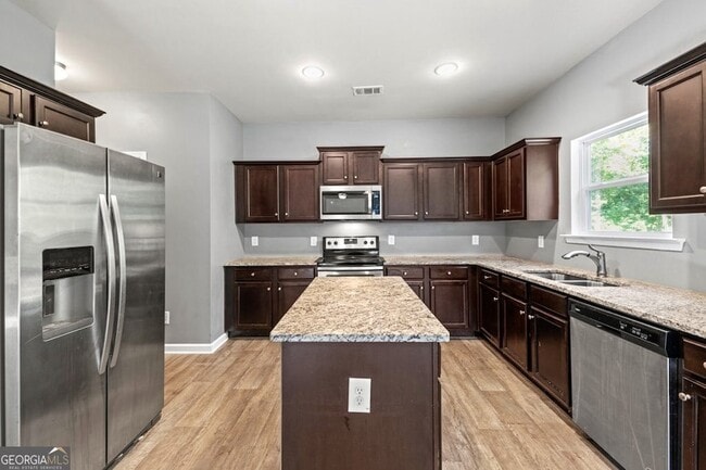 1051 Hebron Rd in Commerce, GA - Building Photo - Building Photo