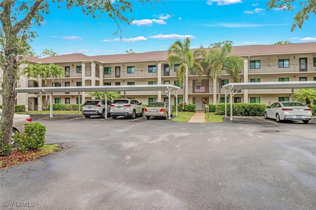 5792 Deauville Cir in Naples, FL - Foto de edificio