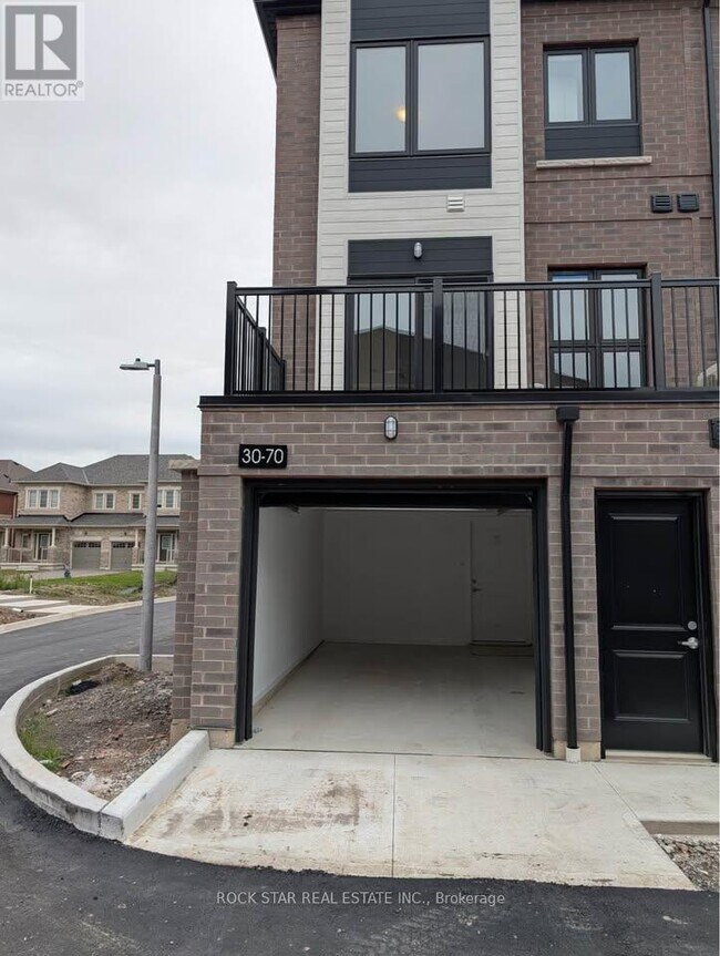 70 Kenesky Dr in Hamilton, ON - Building Photo - Building Photo