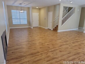 5921 Royal Castle Ln in Las Vegas, NV - Building Photo - Building Photo