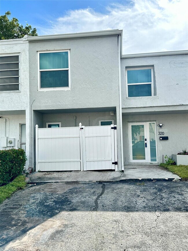 320 Sunshine Dr in Coconut Creek, FL - Building Photo - Building Photo