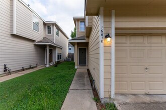 16610 Newglen Ln in Houston, TX - Building Photo - Building Photo