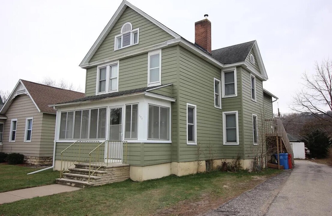 177 E 9th St, Unit Downstairs in Winona, MN - Building Photo