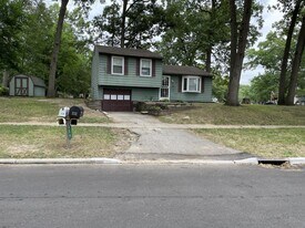 229 Danesmoor Rd in Holland, OH - Building Photo