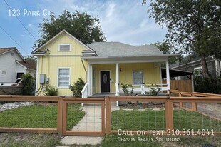 123 Park Ct in San Antonio, TX - Building Photo