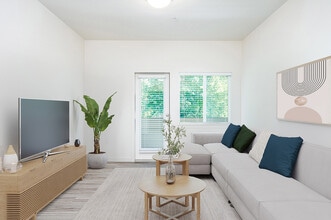 Pacific Ridge Apartments in Tigard, OR - Foto de edificio - Building Photo