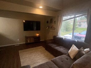 320 E Victor Cir, Unit D in Wasilla, AK - Foto de edificio - Building Photo