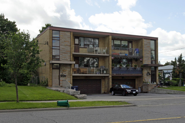 246-248 Wilmington Ave in Toronto, ON - Building Photo - Primary Photo