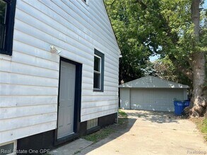 8679 Chalmers Ave in Warren, MI - Building Photo - Building Photo