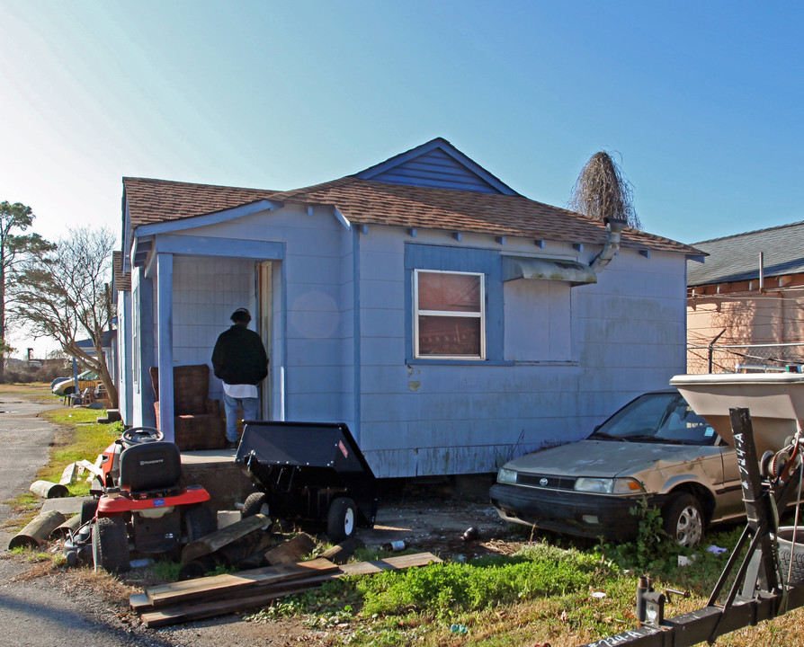 8600 Chef Menteur Hwy in New Orleans, LA - Building Photo