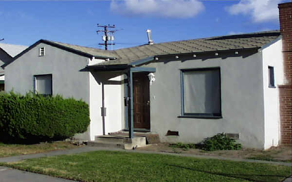 214-218 3rd St in Huntington Beach, CA - Building Photo