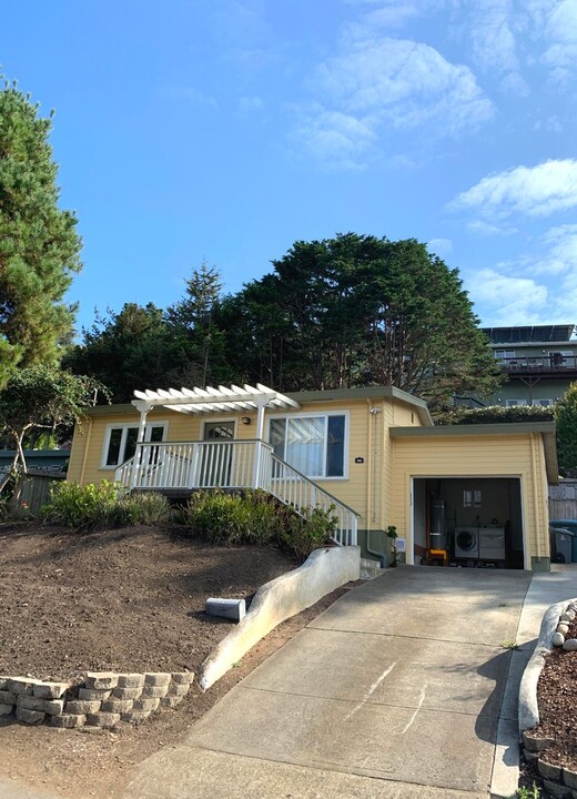 450 Loma Vista Terrace in Pacifica, CA - Building Photo