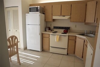 1389 Pine Ridge Cir E in Tarpon Springs, FL - Foto de edificio - Building Photo