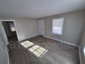 1627 N Valley Ave in Peoria, IL - Building Photo - Building Photo