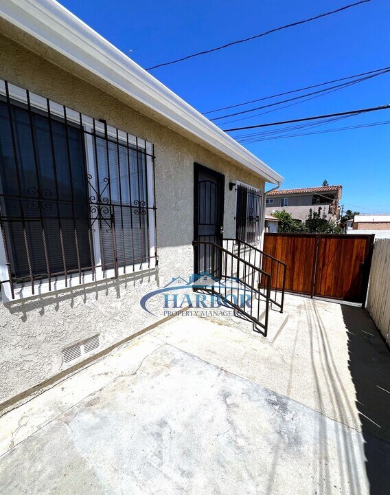 1072 W 21st St in Los Angeles, CA - Building Photo