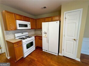 7888 The Lakes Dr in Fairburn, GA - Building Photo - Building Photo