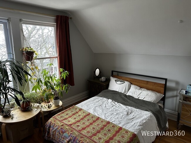 2102 W Belle Plaine Ave in Chicago, IL - Building Photo - Building Photo