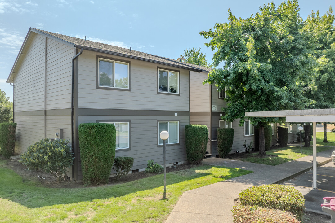 Tall Oaks Estates in McMinnville, OR - Building Photo