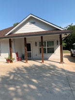 1016 S Rogers St in Waxahachie, TX - Building Photo