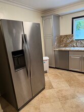 11370 W Sunset Blvd, Unit Unit B in Los Angeles, CA - Building Photo - Building Photo