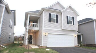 2767 Lawlor Ln in Naperville, IL - Building Photo