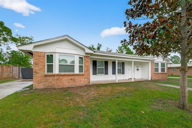 8210 Edgemoor Dr