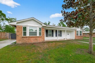 8210 Edgemoor Dr in Houston, TX - Building Photo - Building Photo