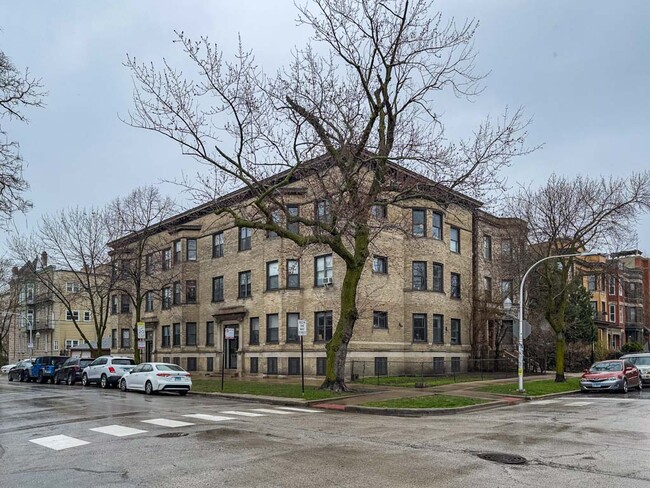 property at 917 W Waveland Ave