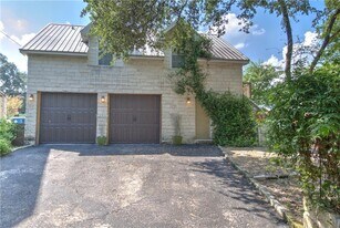 2404 Thornton Rd in Austin, TX - Building Photo
