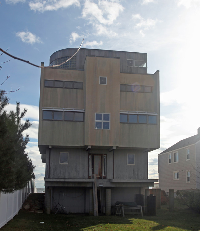 Cosey Beach Ave in East Haven, CT - Building Photo - Building Photo