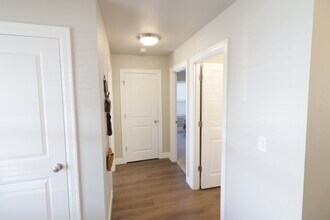 413 NE Nickernut Ln in Redmond, OR - Building Photo - Building Photo