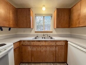 240 S Monmouth Ave in Monmouth, OR - Building Photo - Building Photo