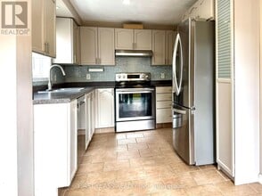 13 Benjamin Ln in Barrie, ON - Building Photo - Building Photo