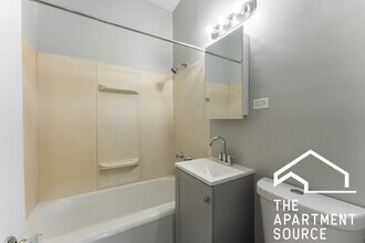 7600 N Sheridan Rd in Chicago, IL - Foto de edificio - Building Photo