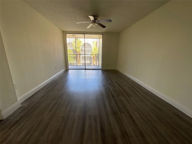17350 NW 68th Ave, Unit 300-202 in Hialeah, FL - Building Photo - Building Photo
