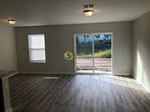 7620 Rain Forest Dr N in Jacksonville, FL - Building Photo - Building Photo