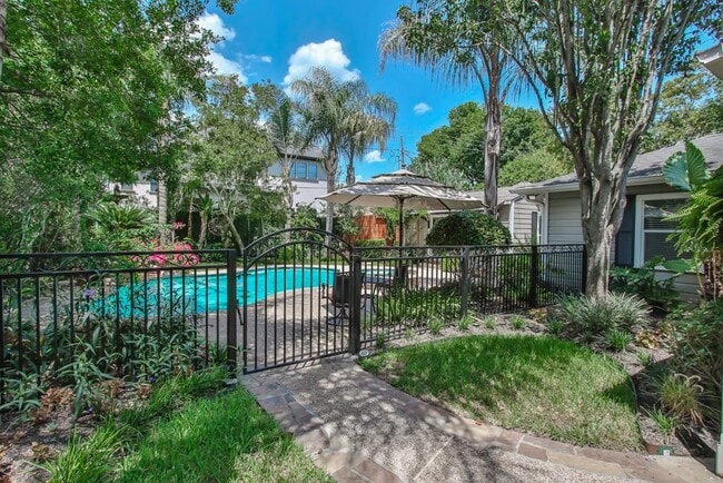 4614 Maple St in Bellaire, TX - Building Photo - Building Photo