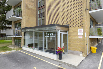 1227 Lakeshore Blvd in Mississauga, ON - Building Photo - Building Photo