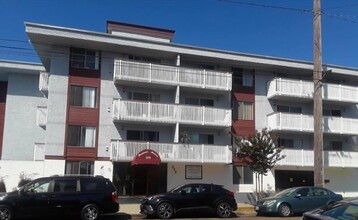 Newport Plaza in Long Beach, CA - Building Photo - Building Photo