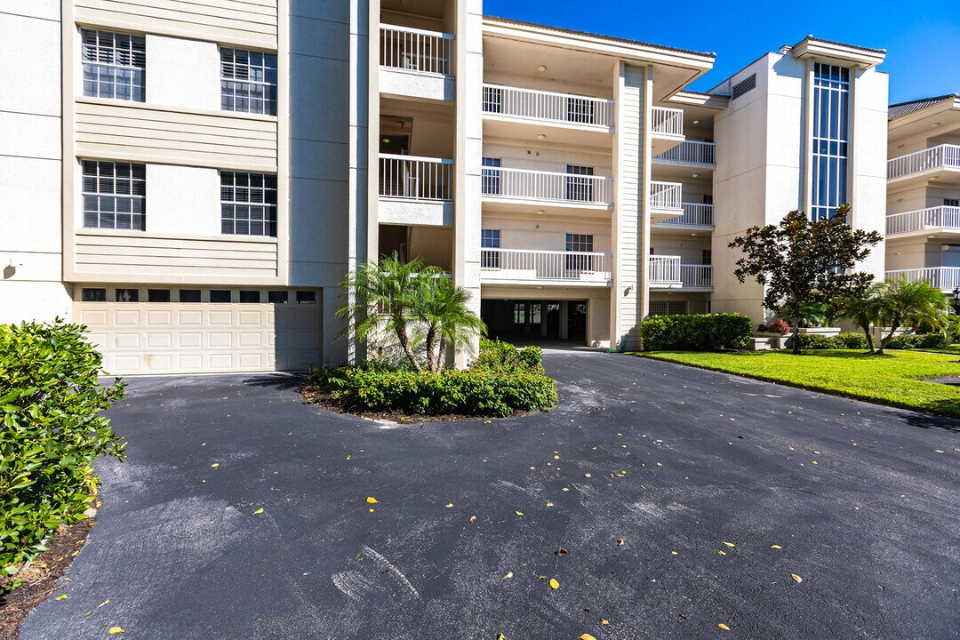 4130 Bayhead Dr in Bonita Springs, FL - Foto de edificio