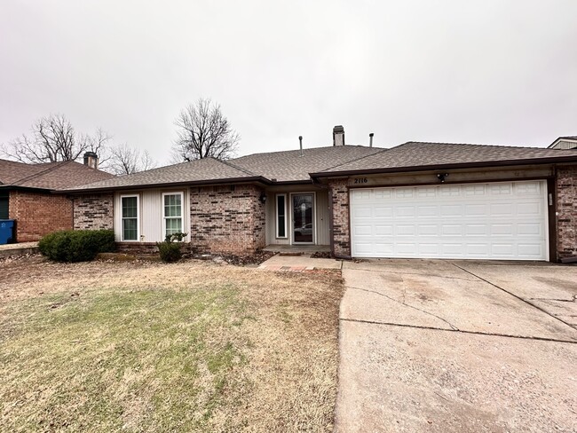 2116 Shorewood Ln in Edmond, OK - Building Photo - Building Photo